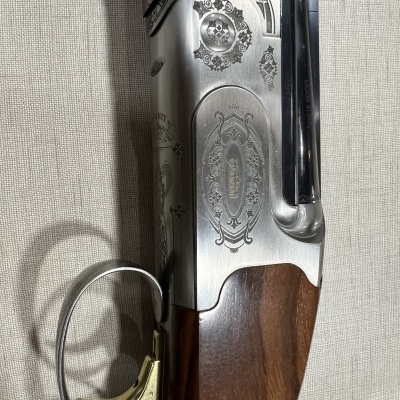 Espingarda de madeira com metal gravado e gatilho dourado