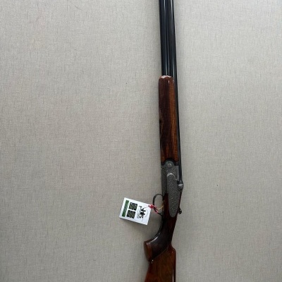 Espingarda de madeira e metal com dois canos e etiqueta pendurada