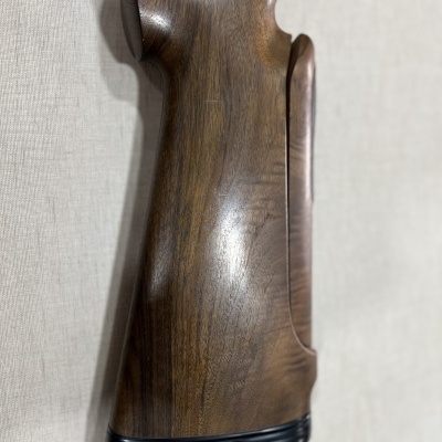 Coronha de arma de madeira castanha escura com acabamento liso