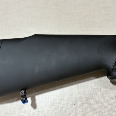 Parte traseira negra de uma arma com empunhadura texturizada