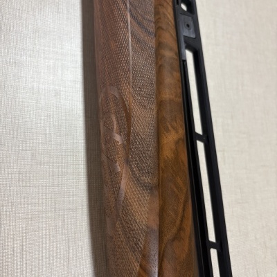 Cabo de arma de madeira com gravação CZ e parte metálica preta