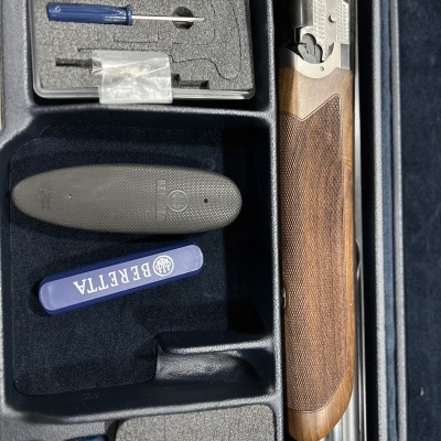 Coronha de arma em madeira com acessórios BERETTA em mala acolchoada