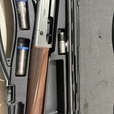 Espingarda BERETTA Xplor Unico em estojo preto com acessórios e munições.