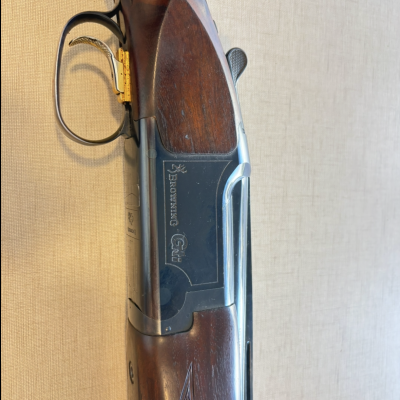 Espingarda de caça Browning Citori em madeira e metal preto com gatilho dourado