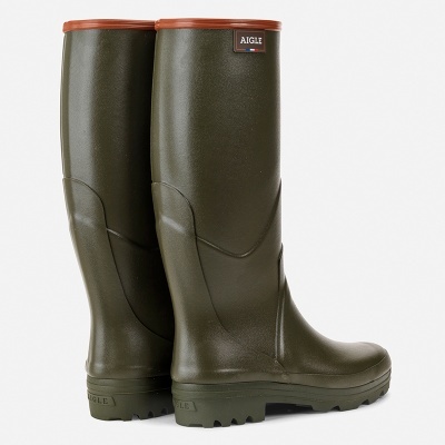 Botas de borracha verdes com detalhe castanho e etiqueta AIGLE