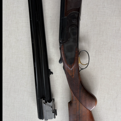 Espingarda de cano duplo em madeira e metal desmontada