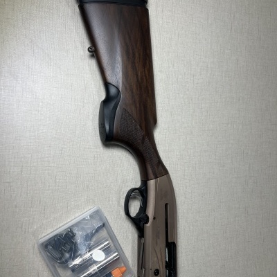 Espingarda com coronha de madeira e caixa de acessórios transparentes