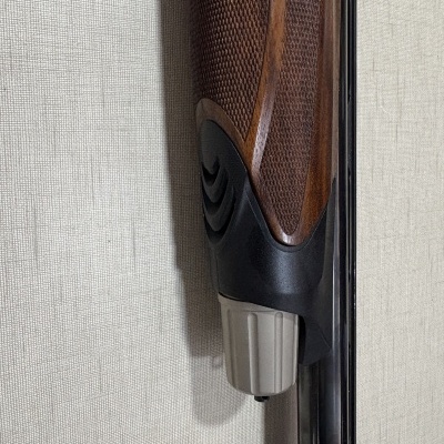Empunhadura de arma longa em madeira, plástico preto e metal cinzento