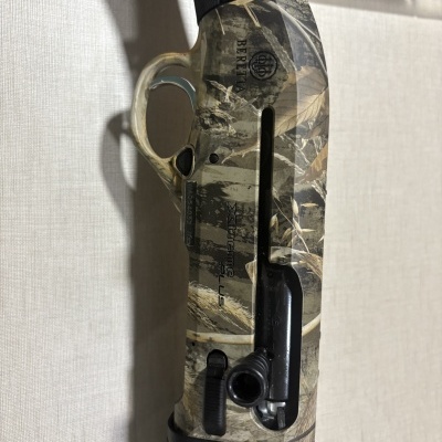 Caça Beretta Xtreme Plus em camuflagem com cabo preto e detalhes metálicos