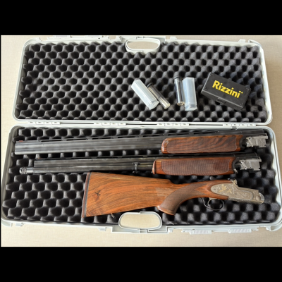 Espingarda desmontada e acessórios em estojo cinzento com interior em espuma preta