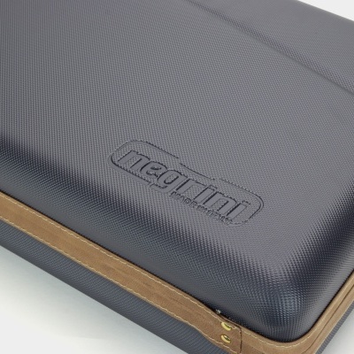 Mala rígida cinza e castanho com fecho dourado e logótipo negrini