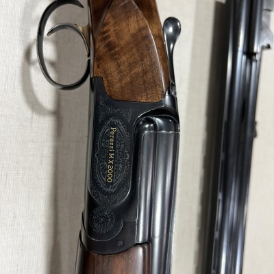 Espingarda Beretta MX 2000 com madeira castanha e canos pretos