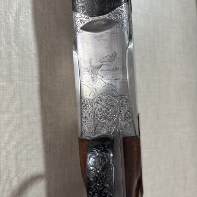 Espingarda com detalhes gravados em metal e madeira