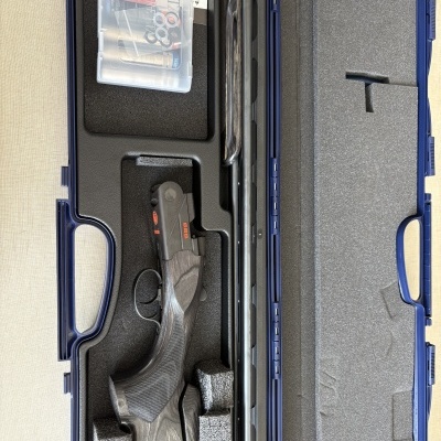 Estojo azul com arma de cano duplo Beretta e acessórios