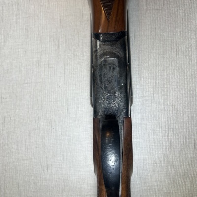 Espingarda com madeira castanha e corpo metálico gravado