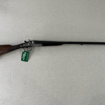 Espingarda de canos duplos com coronha em madeira e canos longos