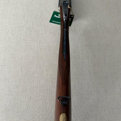 Espingarda com madeira castanha escura e metal cinzento