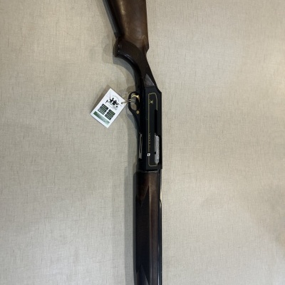 Espingarda de cano duplo com detalhes em madeira e metal