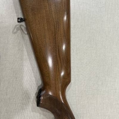 Cabo e coronha de espingarda em madeira polida castanha com textura na pega