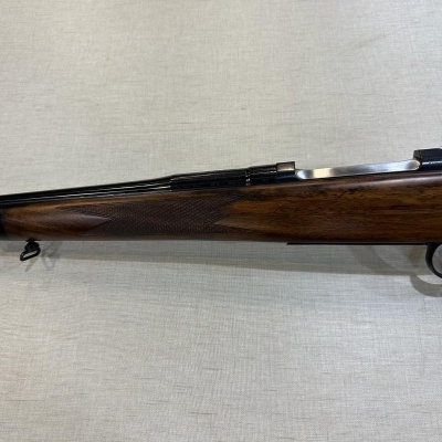 Espingarda de madeira e metal sobre fundo claro