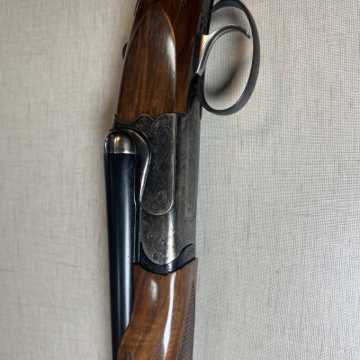 Espingarda de canos duplos com madeira e metal gravado