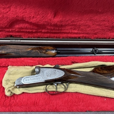 Espingarda de caça com coronha de madeira e caixa forrada a tecido vermelho