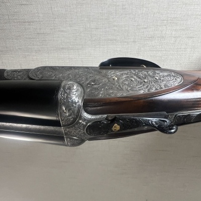 Espingarda de canos paralelos com acabamento em madeira e metal gravado