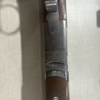 Espingarda com punho em madeira e detalhes em metal prateado gravado