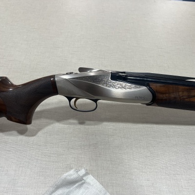 Espingarda de caça com madeira e metal prateado