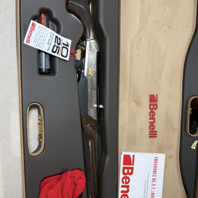 Espingarda Benelli em estojo rígido cinzento e estojo macio bege com logotipo Benelli