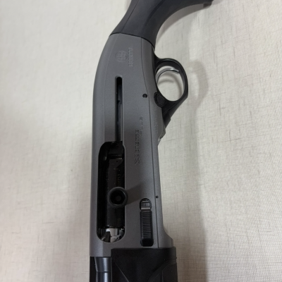 Espingarda preta Beretta Xtrema PLUS com fundo claro