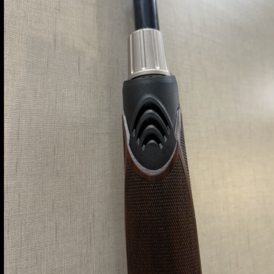 Parte superior de espingarda com cano preto e guarda-mão em madeira castanha