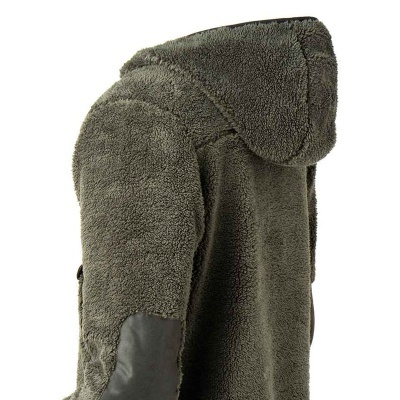 Casaco verde-escuro de tecido peludo com capuz visto de costas