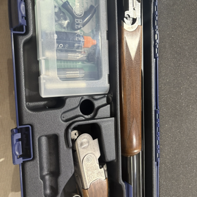 Estojo aberto com espingarda desmontada e caixa de acessórios