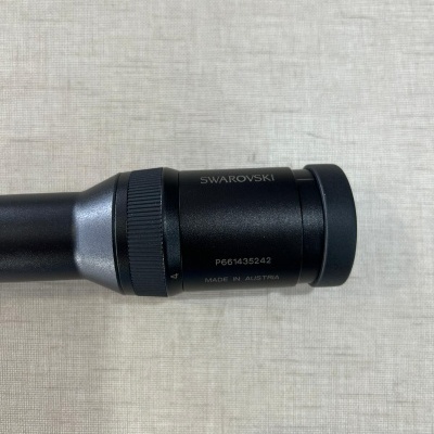 Luneta ótica preta Swarovski sobre tecido claro