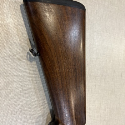 Peça traseira de espingarda em madeira castanho escuro com parte superior preta