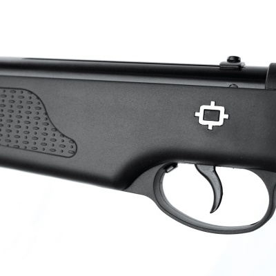 Espingarda preta com gatilho e detalhes antiderrapantes