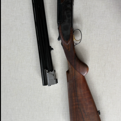 Espingarda de caça com coronha em madeira castanha e canos pretos