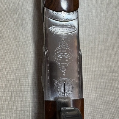 Parte superior de arma em madeira e metal gravado com textos BERTILHAC ITALY e BERTILHAC GARDONE