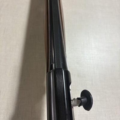 Ponta de objeto cilíndrico preto com suporte em metal e plástico