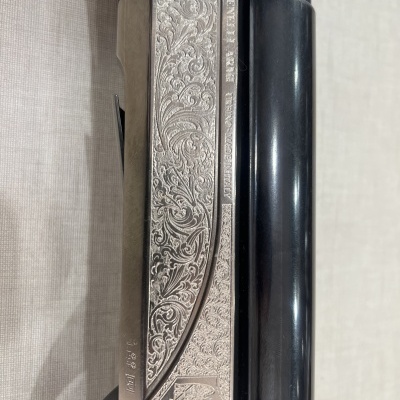 Parte metálica detalhada e madeira escura de arma