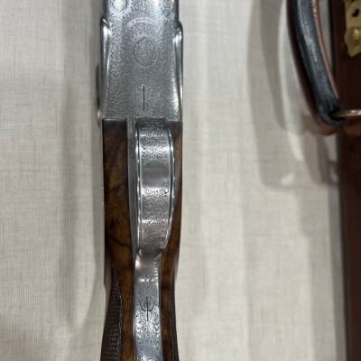 Espingarda com armação prateada gravada e coronha em madeira castanha