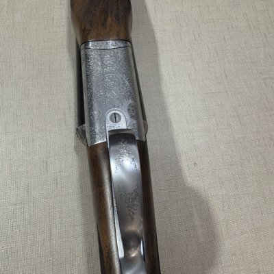 Espingarda de caça com madeira e metal com gravações decorativas