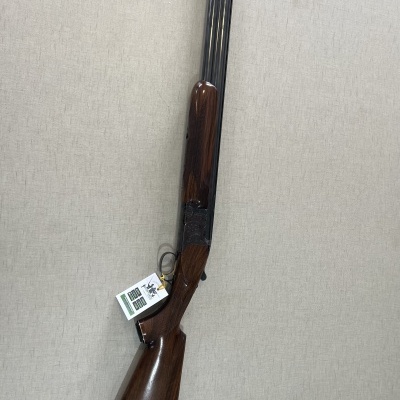Espingarda de canos duplos paralelos com madeira castanha e metal preto sobre tecido cinzento