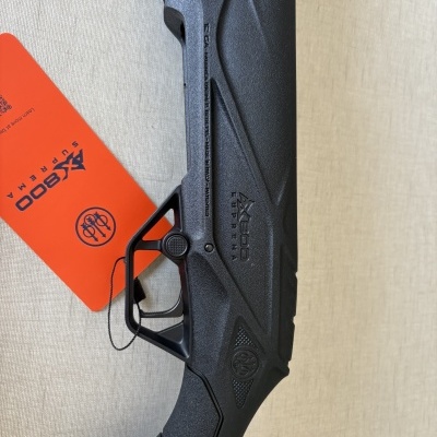 Parte de espingarda preta XA800 Suprema com etiqueta laranja.