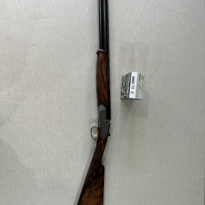 espingarda de canos duplos com coronha em madeira castanha e caixa de munições