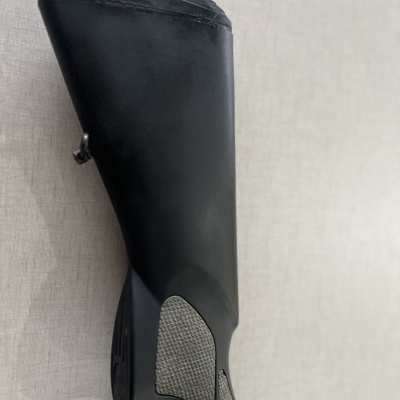 Coronha preta de arma com superfície antiderrapante cinza