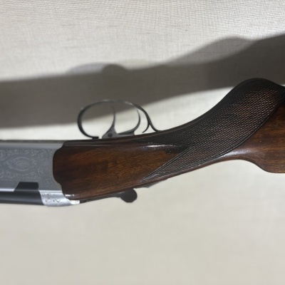 Espingarda de caça com gravuras decorativas e coronha de madeira