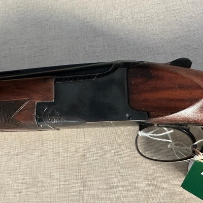 Espingarda cano duplo madeira e metal com etiqueta pendurada