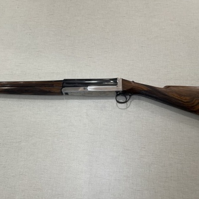 Espingarda de cano duplo com madeira e metal prateado